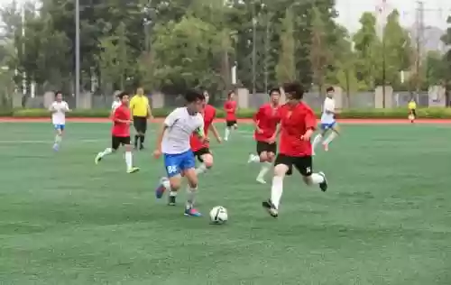 学生阵容足球插图